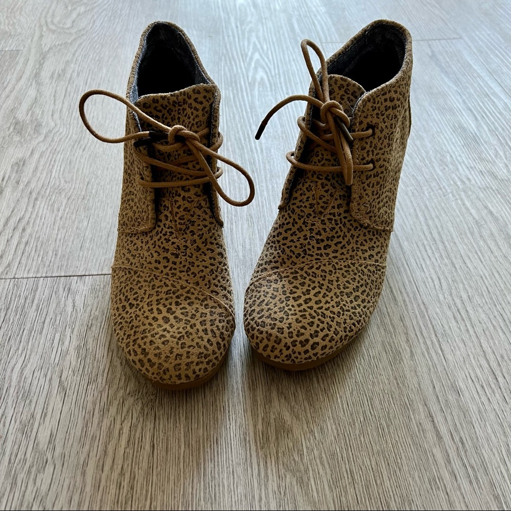 Toms printed wedges